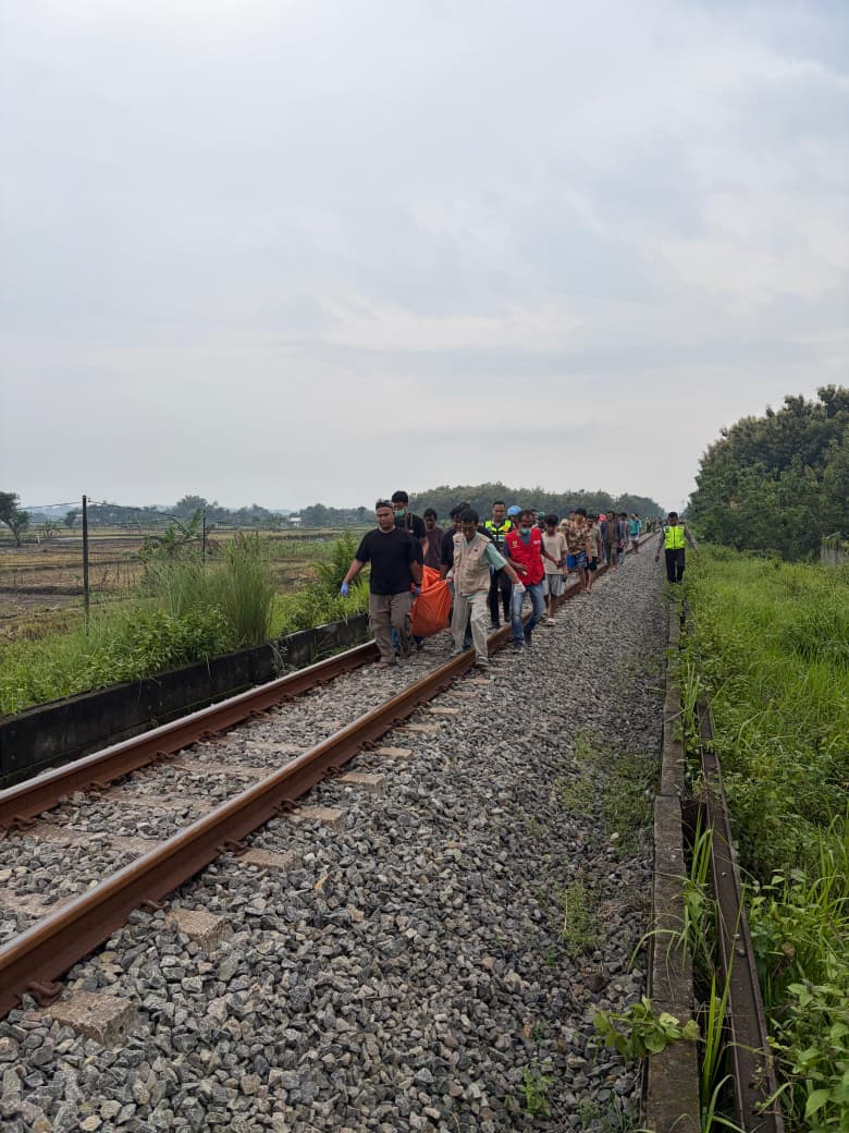 Perlintasan kereta Solo&ndash;Semarang di wilayah Sragen kembali memakan korban. Selain faktor keselamatan, warga juga mengaitkannya dengan kisah mistis dan fenomena aneh di rel tanpa palang.