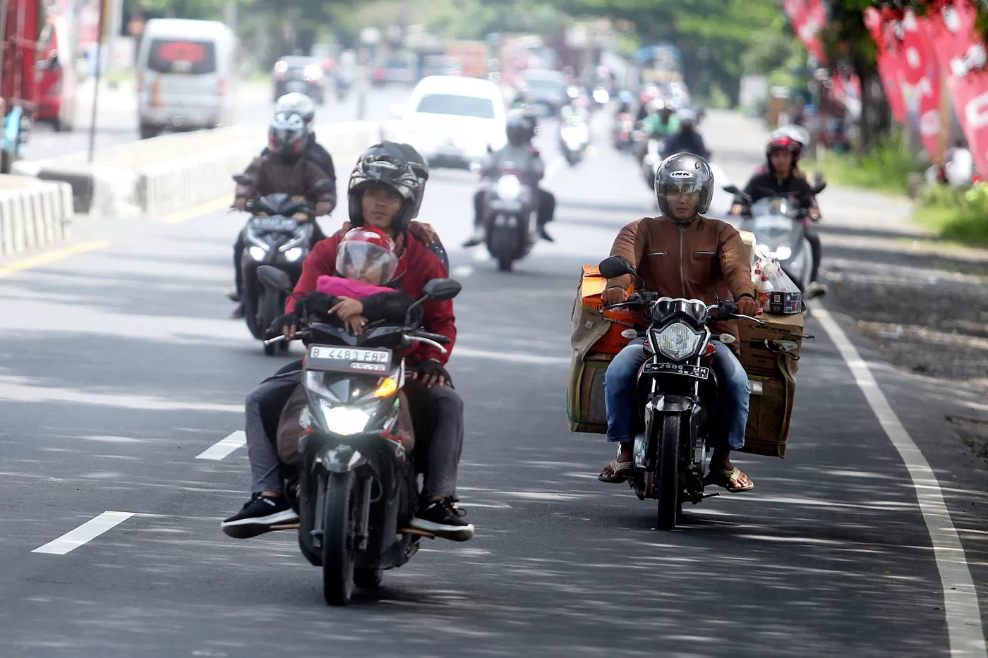 Ilustrasi pemudik motor saat melintas di jalan Pantura, Kabupaten Brebes, Jawa tengah.