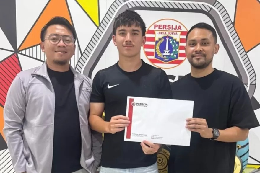 Theo Leeming mendapatkan kontrak profesional pertama dari Persija Jakarta. 
