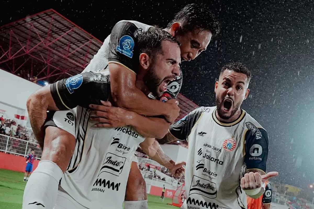 Selebrasi pemain Persija Jakarta usai memastikan kemenangan dramatis 3-2 atas Malut United FC yang menjadi modal penting jelang menghadapi Borneo FC di JIS. 