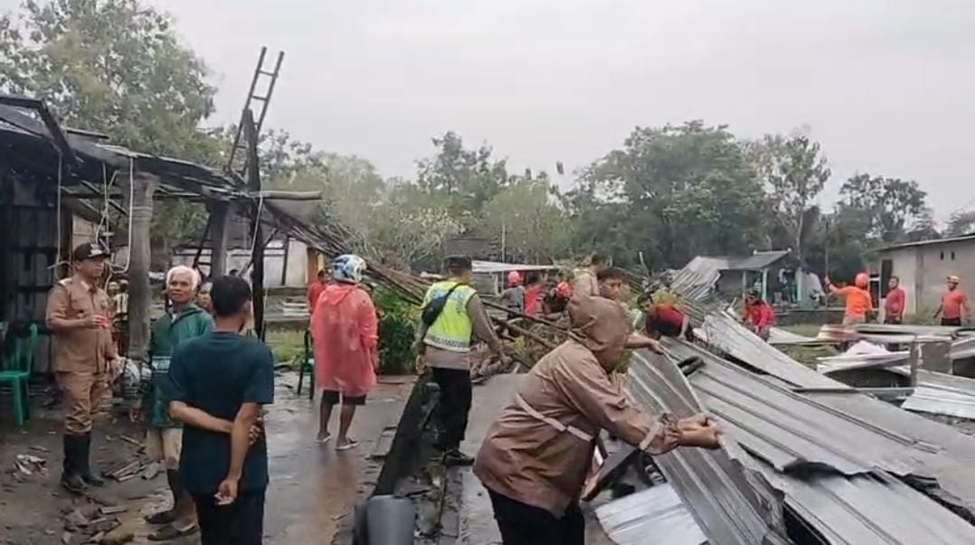 Puting beliung menerjang Desa Karanganom, Kecamatan Sukodono, Sragen. Sebanyak 17 rumah rusak dan pohon jati tumbang