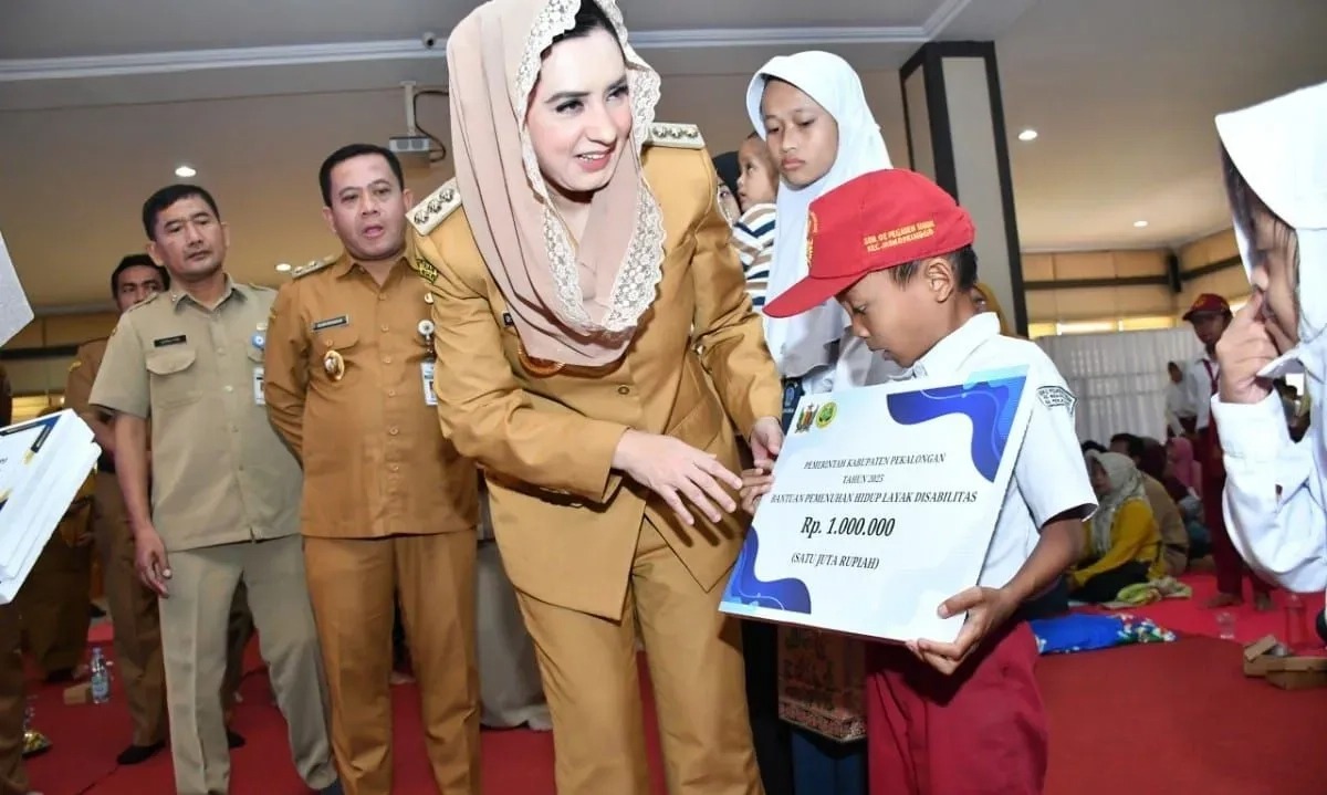 Bupati Pekalongan Fadia Arafiq didampingi Wakil Bupati Sukirman pada kegiatan penyaluran bansos di Pekalongan, belum lama ini. 
