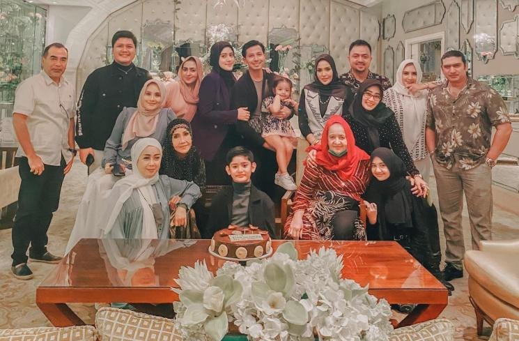 Perayaan ulang tahun Fairuz A Rafiq yang dihadiri keluarga, termasuk Fadia A Rafiq.