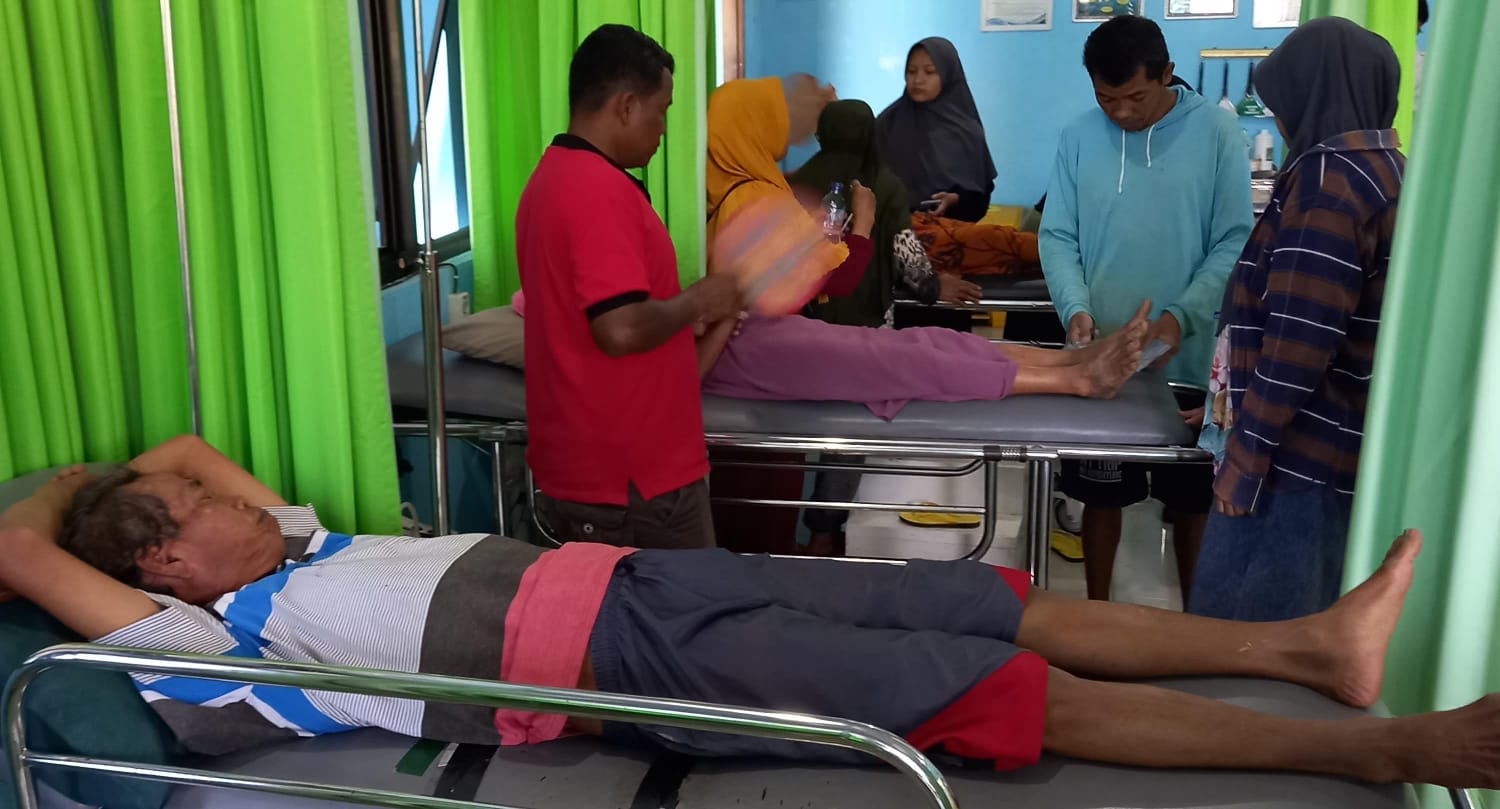 Delapan petani di Dusun Geneng, Jatiyoso, Karanganyar, dilarikan ke Puskesmas usai diserang kawanan tawon saat memanen padi.