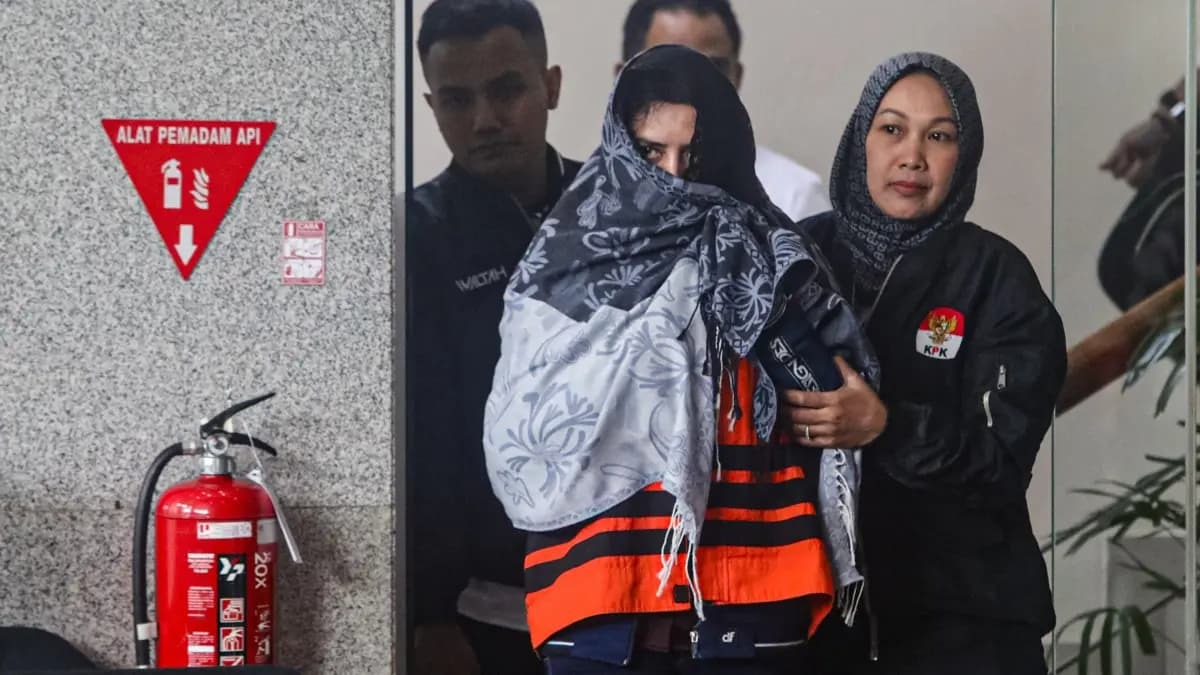Bupati Pekalongan Fadia Arafiq menggunakan rompi tahanan KPK di Gedung Merah Putih KPK, Jakarta, Rabu (4/3/2026). 
