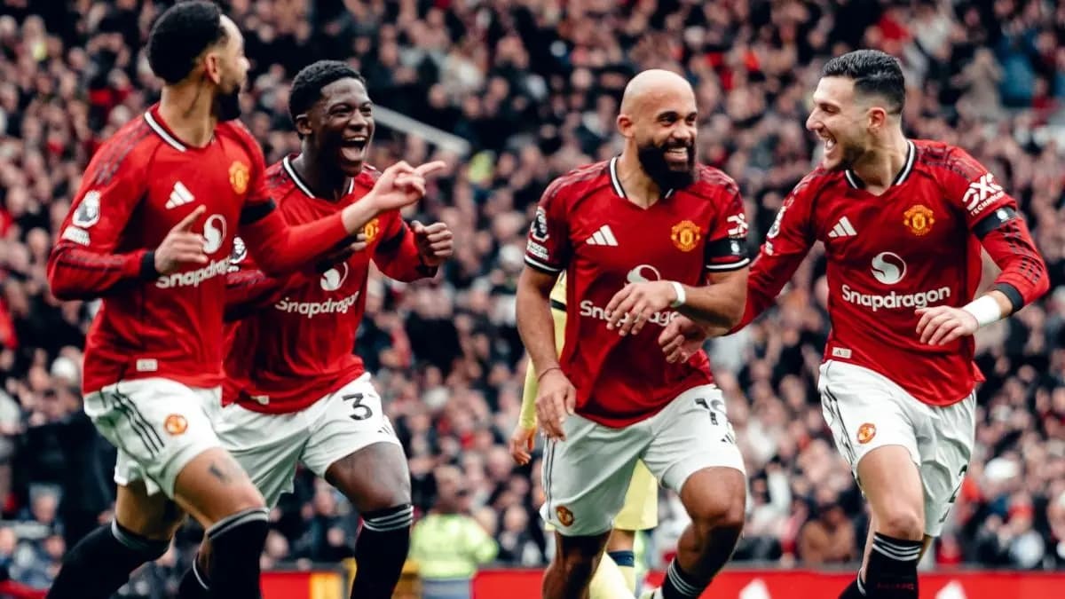 Ilustrasi Pemain Manchester United merayakan kemenangan di Old Trafford. 