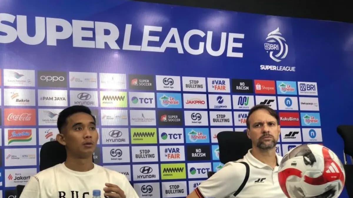 Kapten Persija Jakarta Rizky Ridho (kiri) dan pelatih Persija Jakarta Mauricio Souza. 