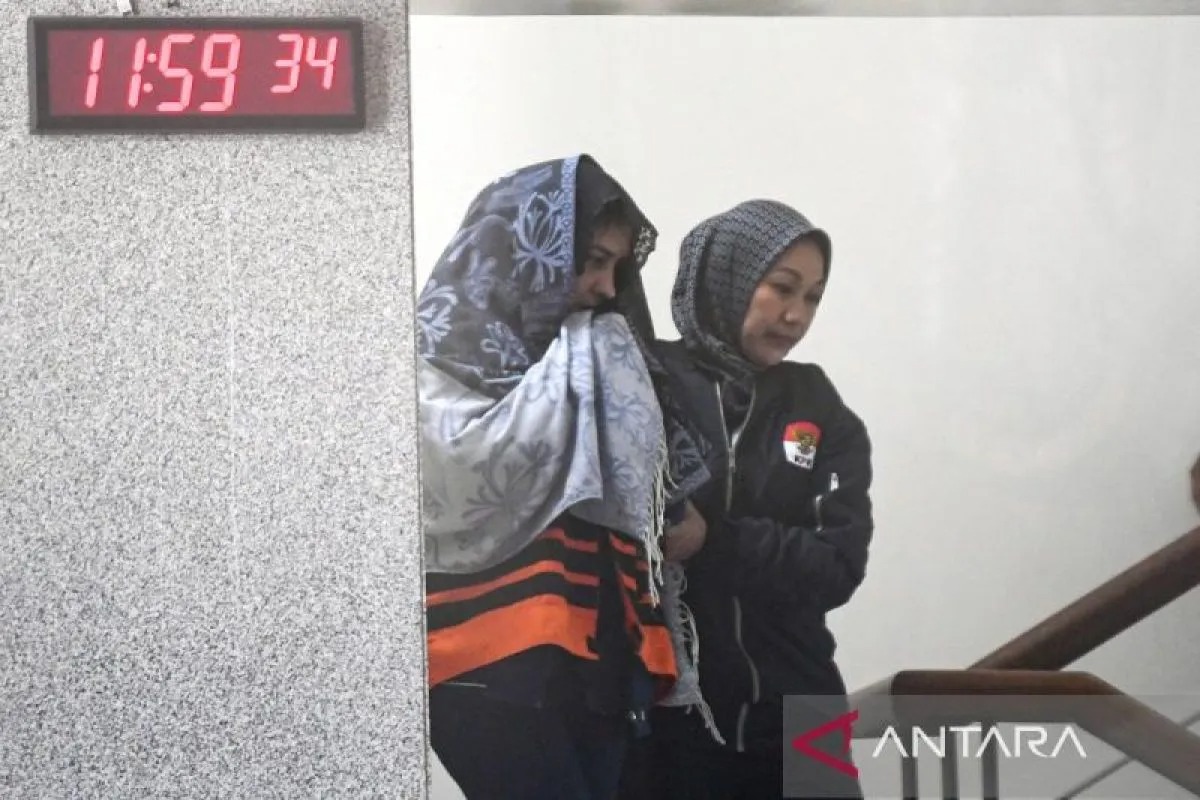 Bupati Pekalongan Fadia Arafiq (tengah) berjalan usai menjalani pemeriksaan di gedung KPK Merah Putih, Jakarta, Rabu (4/3/2026). 