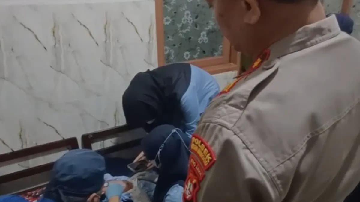 Bayi 2 hari ditemukan di gerobak Pasar Minggu Jakarta Selatan, ditinggal kakak 12 tahun dengan sepucuk surat. 