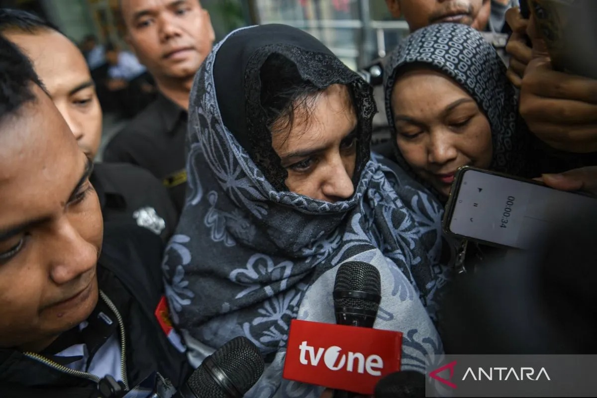 Bupati Pekalongan Fadia Arafiq (tengah) berjalan usai menjalani pemeriksaan di gedung KPK Merah Putih, Jakarta, Rabu (4/3/2026). 