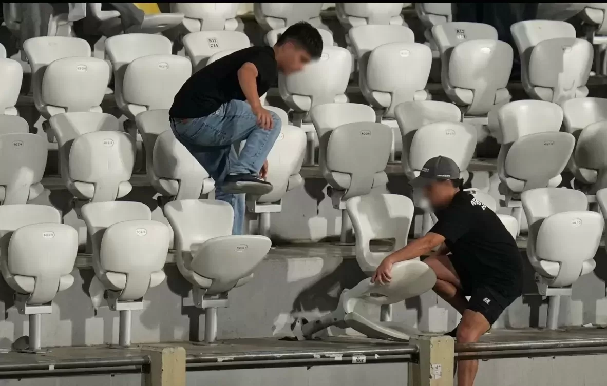 oknum suporter merusak bangku di Stadion Gelora Bumi Kartini usai laga Persis Solo melawan PersijapJepara, Kamis malam(5/3/2026). 