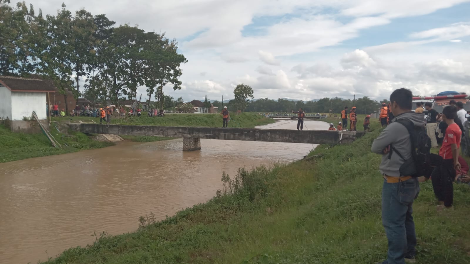 Bocah 8 tahun asal Kenokorejo, Polokarto, Sukoharjo yang hanyut di saluran irigasi Dam Colo Timur akhirnya ditemukan meninggal dunia di sipon berjarak 1,5 km dari lokasi awal.