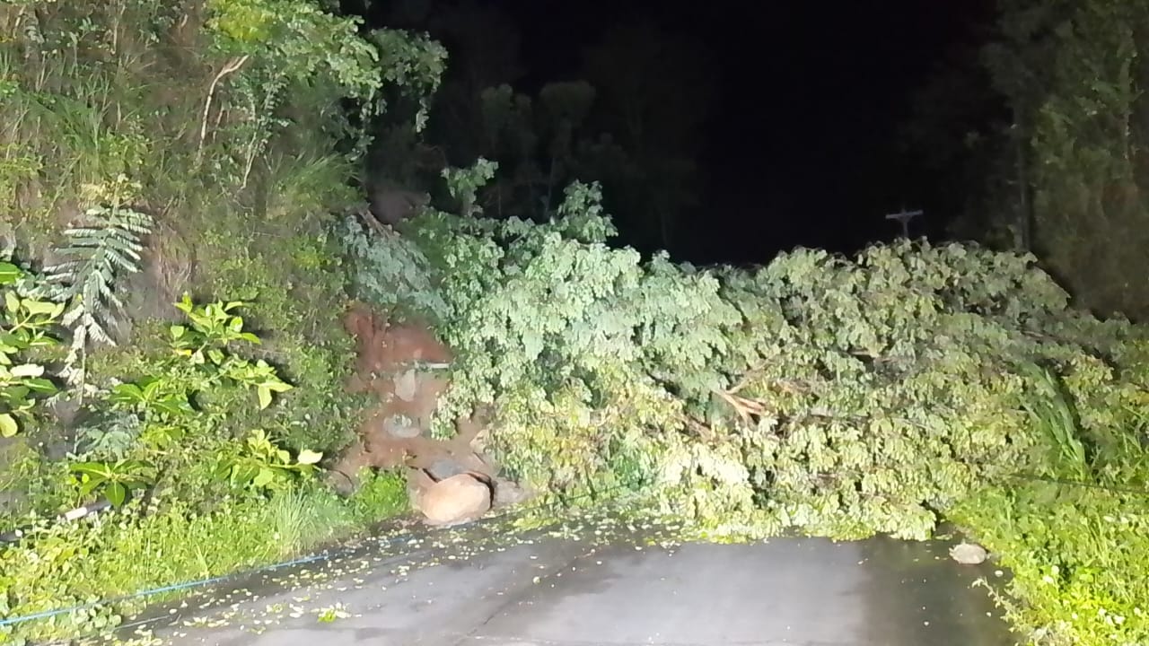Tanah longsor menutup total Jalan Lingkar Kota Wonogiri pada Kamis malam (5/3/2026).