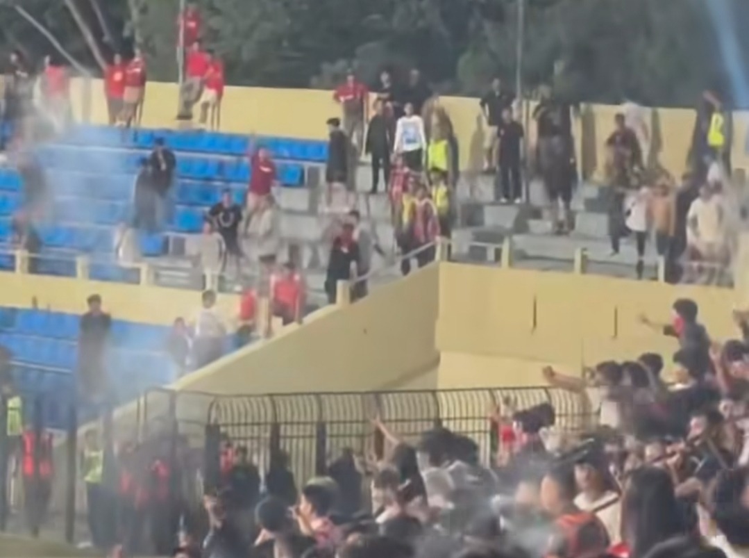 Suporter Persijap dan Persis Solo saat saling lempar di Stadion GBK, Kamis (5/3/2026) malam. 