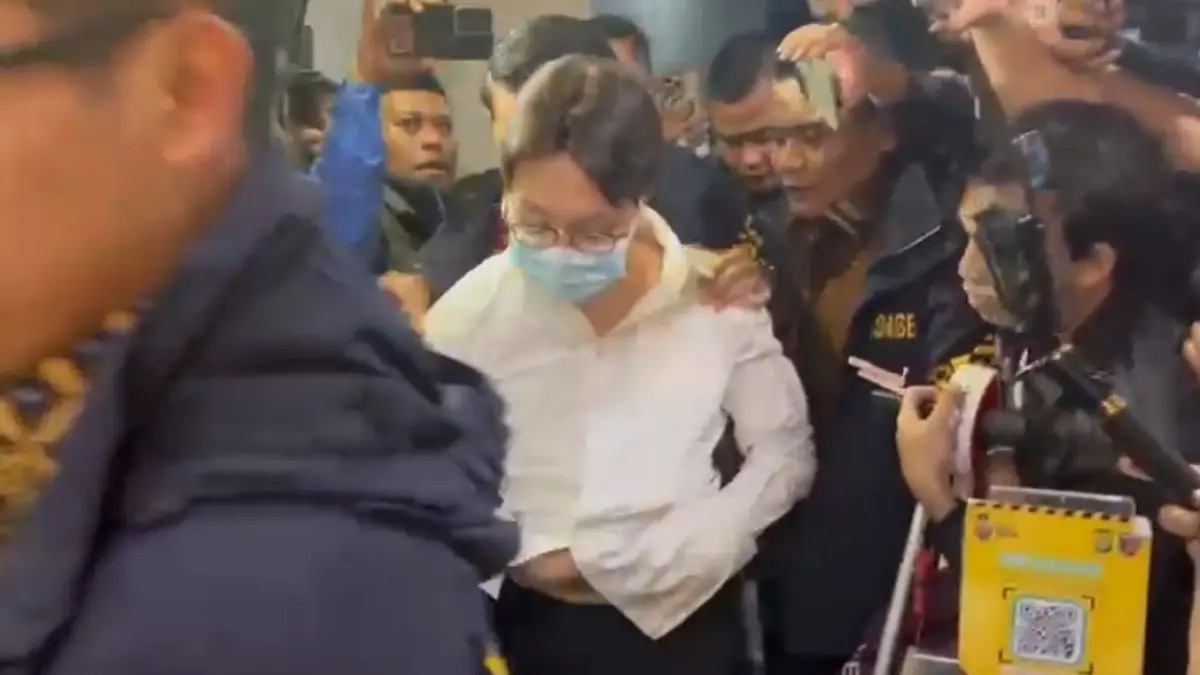 dr. Richard Lee tertunduk dengan tangan diborgol.