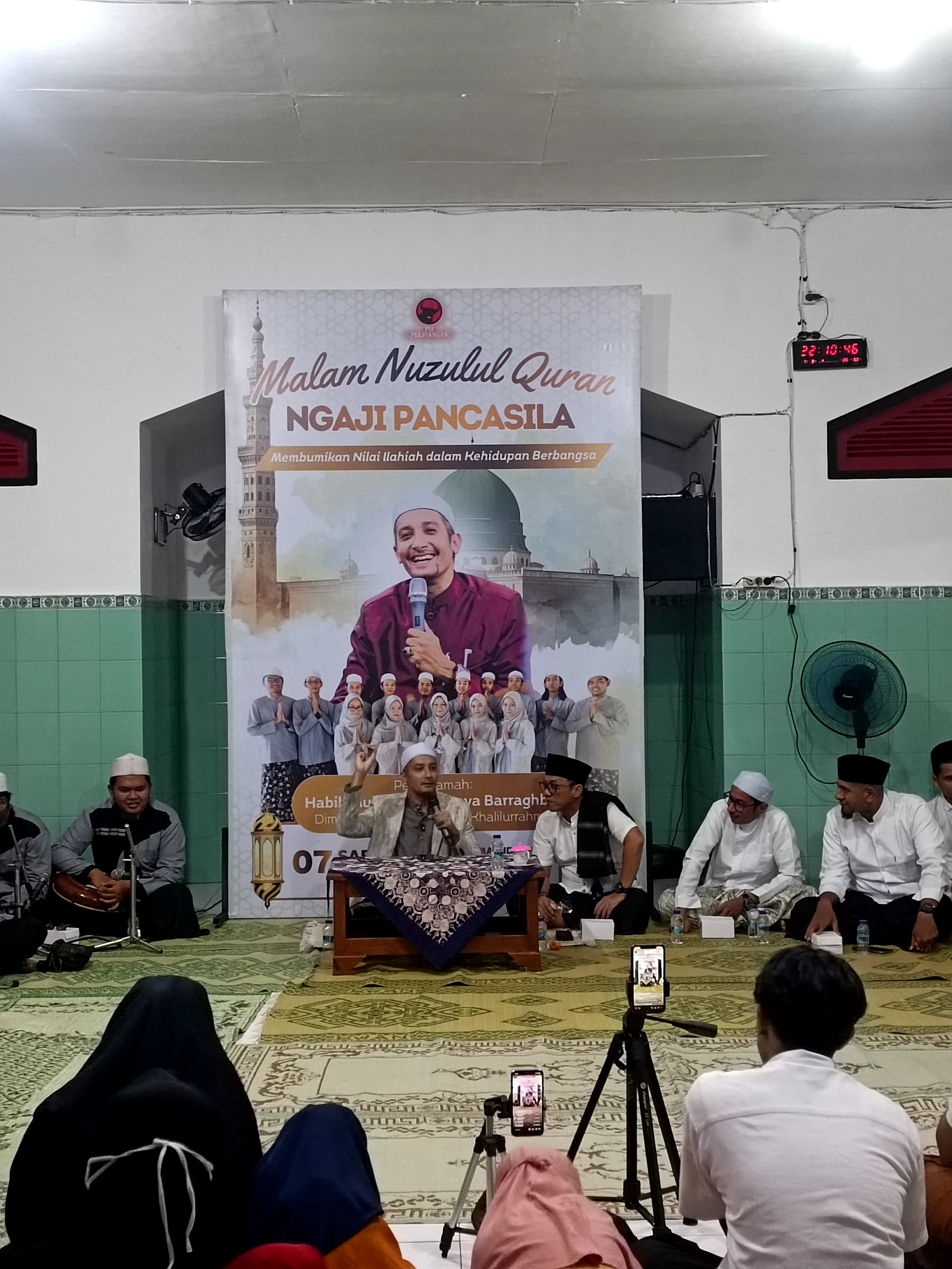 DPC PDIP Solo menggelar pengajian Nuzulul Quran bertajuk 'Ngaji Pancasila' di Masjid Ar-Rochili, Sabtu (7/3/2026).