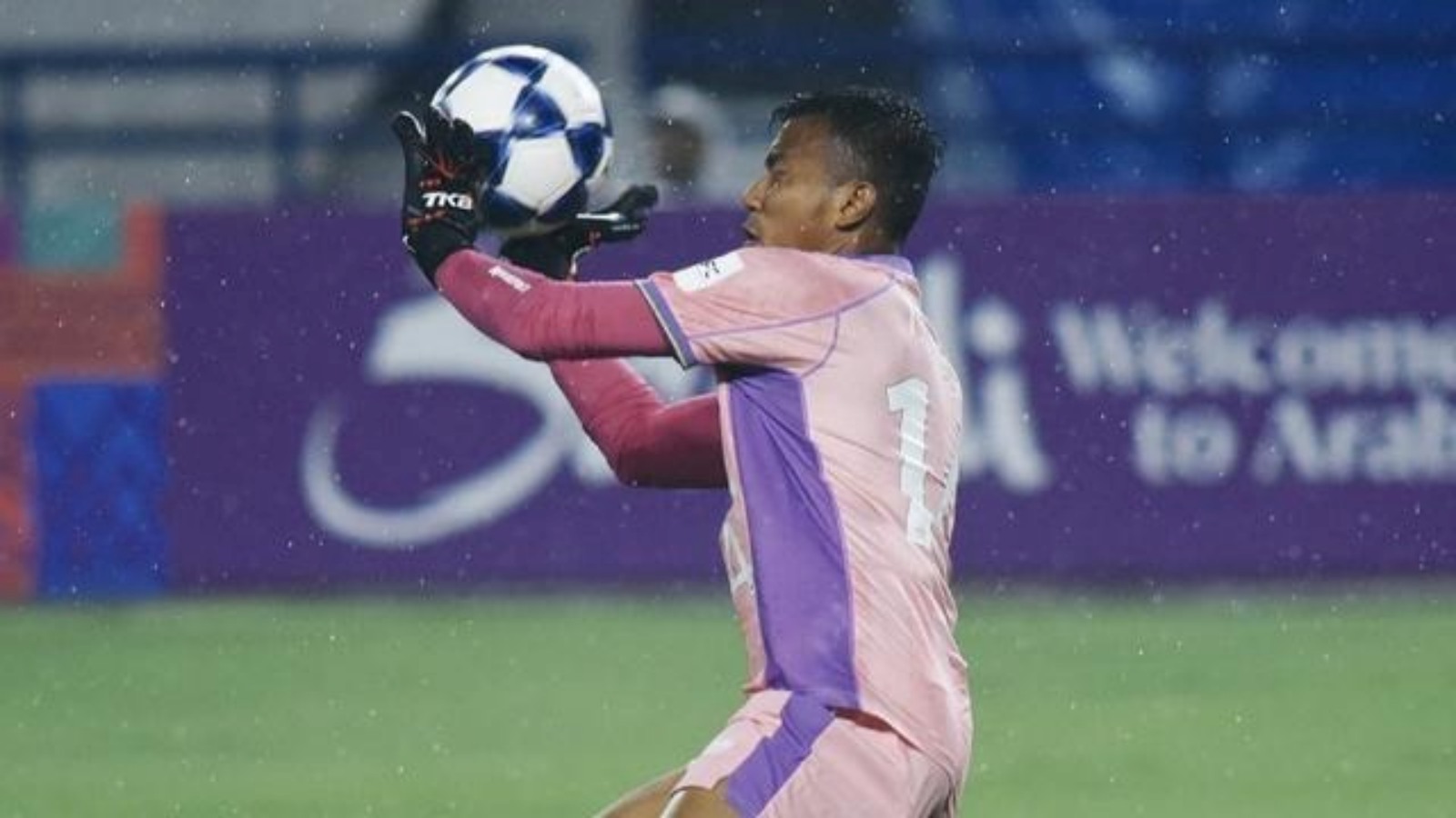 Kiper Persib Bandung, Teja Paku Alam melakukan tiga penyelamatan krusial saat melawan Selangor FC dalam laga ketiga Grup G AFC Champions League 2 2025/2026 di Stadion Gelora Bandung Lautan Api.