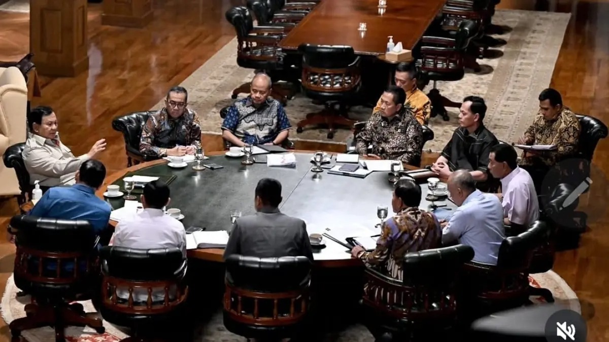 Presiden Prabowo Subianto mengumpulkan sejumlah menteri Kabinet Merah Putih di kediamannya, Hambalang, Bogor, Jawa Barat, Minggu (8/3/2026).
