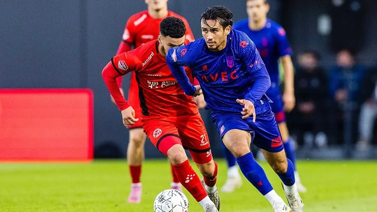 Nathan Tjoe-A-On (kanan) bersama Willem II. Dirinya menjadi salah satu pemain Timnas Indonesia dengan menit bermain tertinggi bersama klub. 