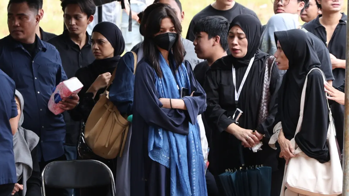 Sheila Dara Aisha istri Almarhum Vidi Aldiano hadir di upacara pemakaman di TPU Tanah Kusir, Jakarta, Minggu (8/3/2025).