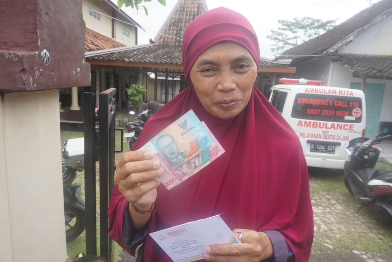 Pemdes Sidowayah Klaten membagikan THR kepada 2.375 warga berupa uang Rp150 ribu dan beras 5 kg per orang dari laba BUMDes.