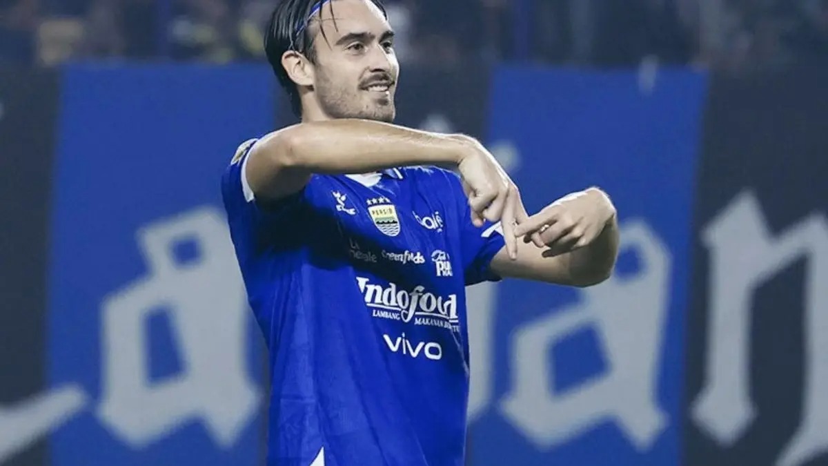 Pemain Persib Bandung Andrew Jung merayakan gol dari titik penalti saat laga Super League 2025-2026 di Stadion Gelora Bandung Lautan Api. 