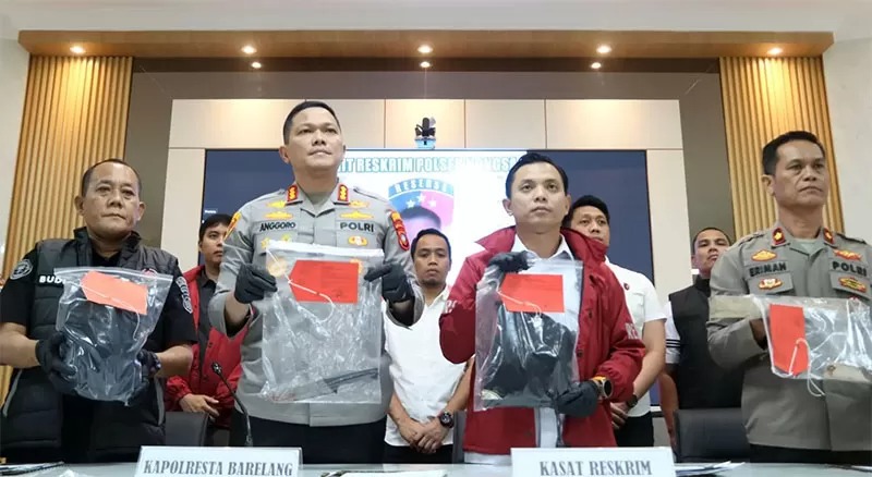 Kapolresta Barelang Kombes Pol Anggoro Wicaksono bersama Kasat Reskrim Polresta Barelang saat ekspos di Mapolresta Barelang, Rabu (11/3). 