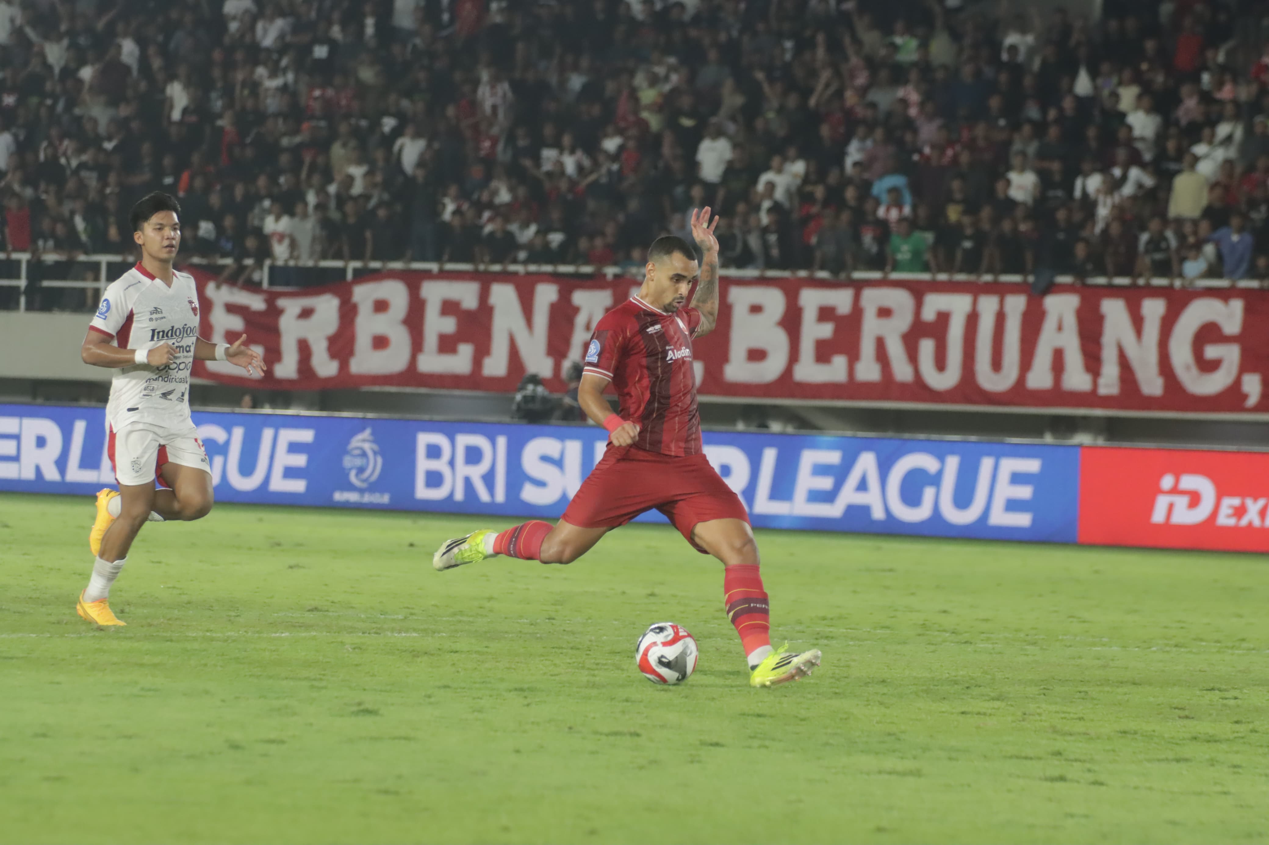 Striker Persis Solo Bruno Gomes cetak dua gol saat menghadapi Bali United di Stadion Manahan,  Kamis (12/3/2026).