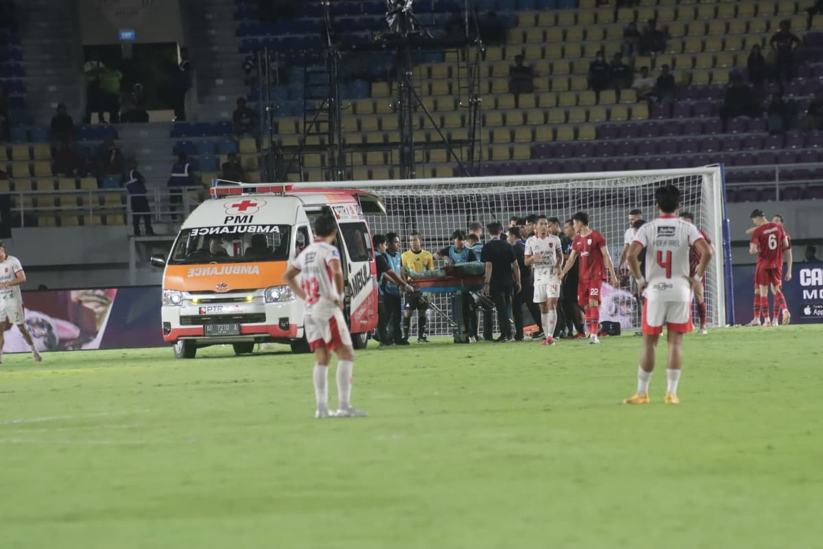 Kiper Persis Solo M Riyandi sempat tak sadarkan diri di lapangan dan harus segera dilarikan ke rumah sakit menggunakan ambulans.