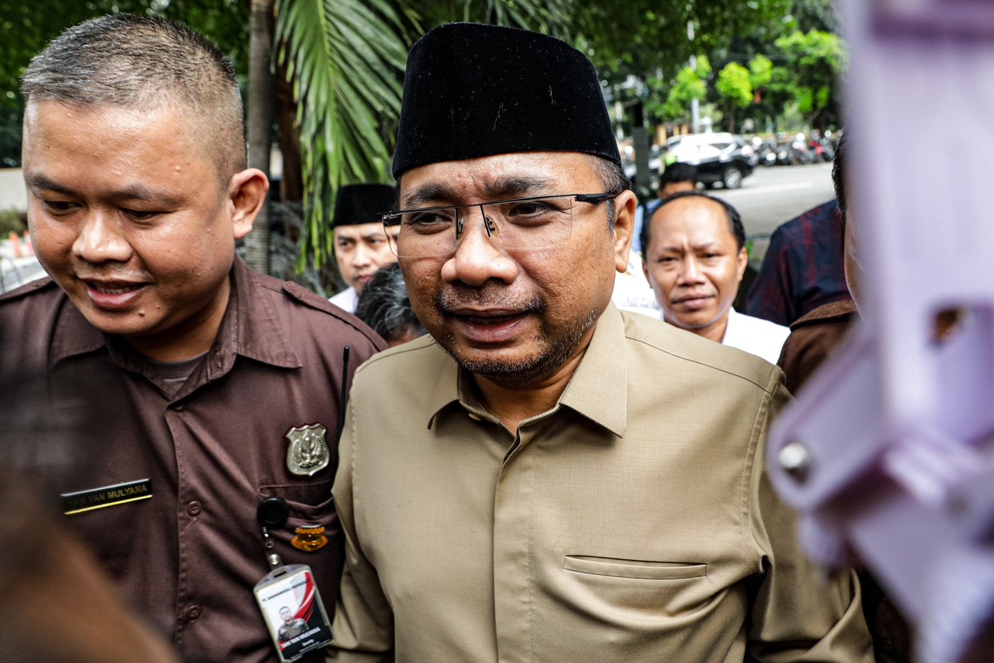 Mantan Menteri Agama, Yaqut Cholil Qoumas saat tiba di Gedung Merah Putih KPK, Kuningan, Jakarta Selatan, Kamis (7/8/2025). 