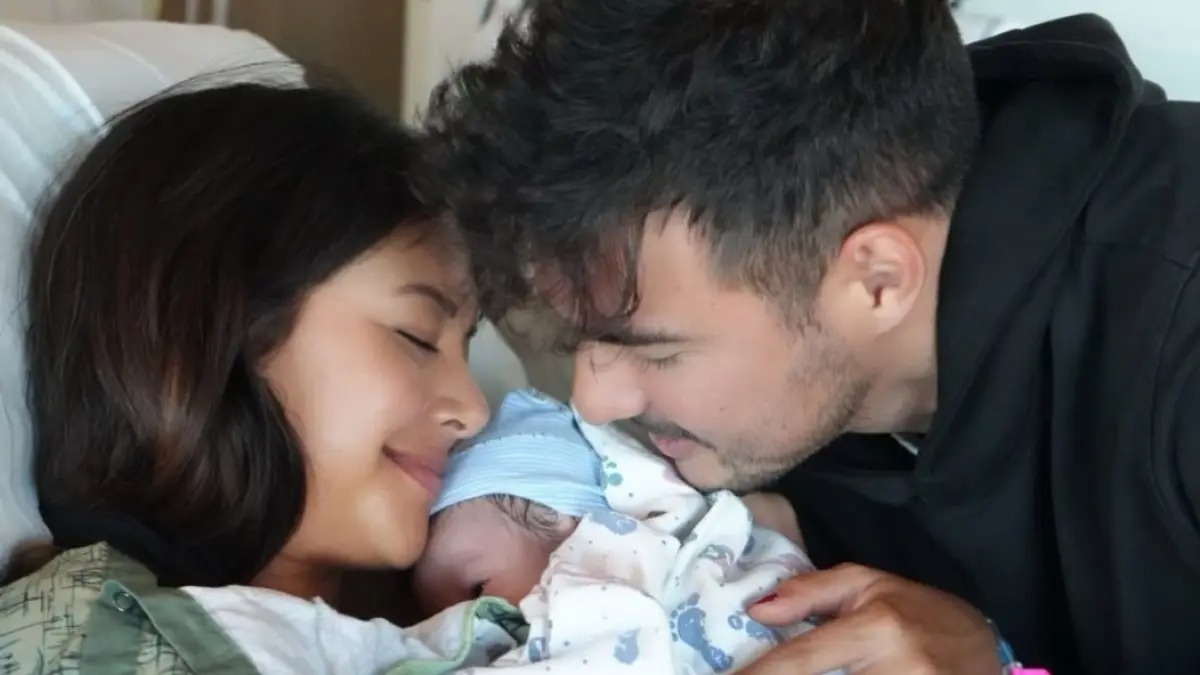 Aurelie Moeremans melahirkan anak pertama. 