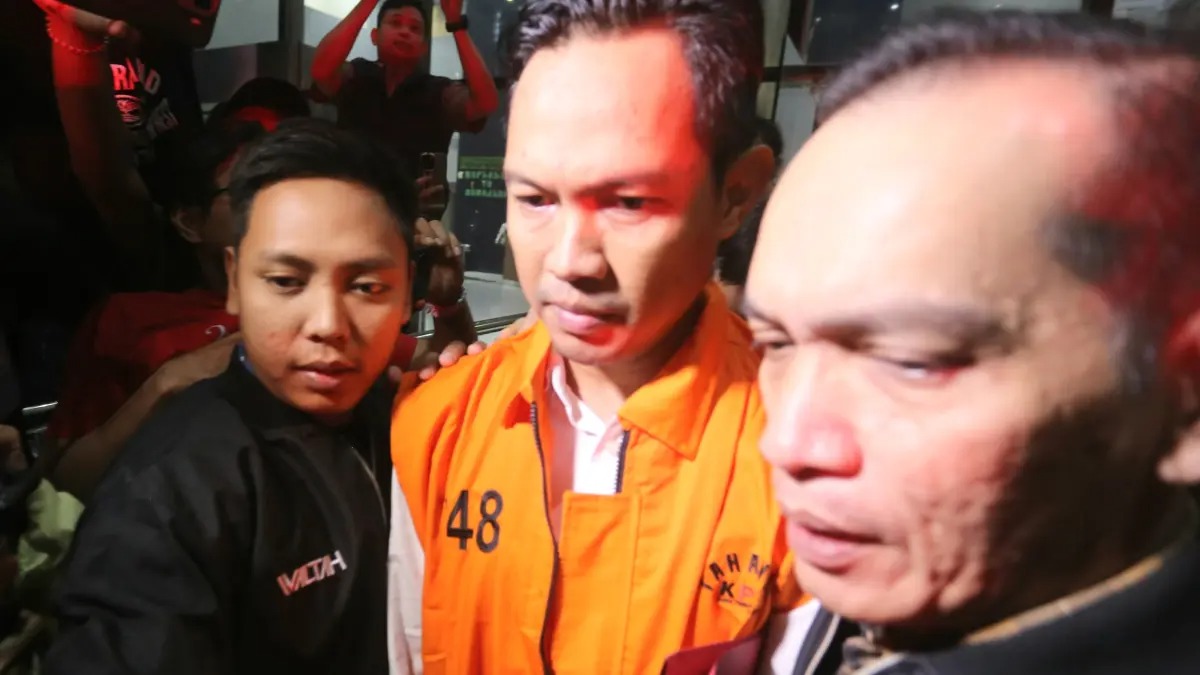 Bupati Cilacap Syamsul Auliya Rachman mengenakan rompi tahanan usai terjaring OTT KPK, Jakarta, Sabtu (14/3/2026). 