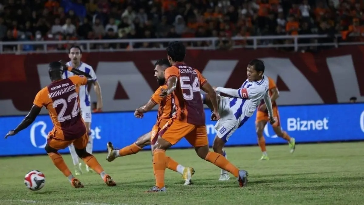 Aksi pemain tengah Persib Bandung Adam Alis saat lawan Borneo FC di Super League Indonesia 2025/2026. 