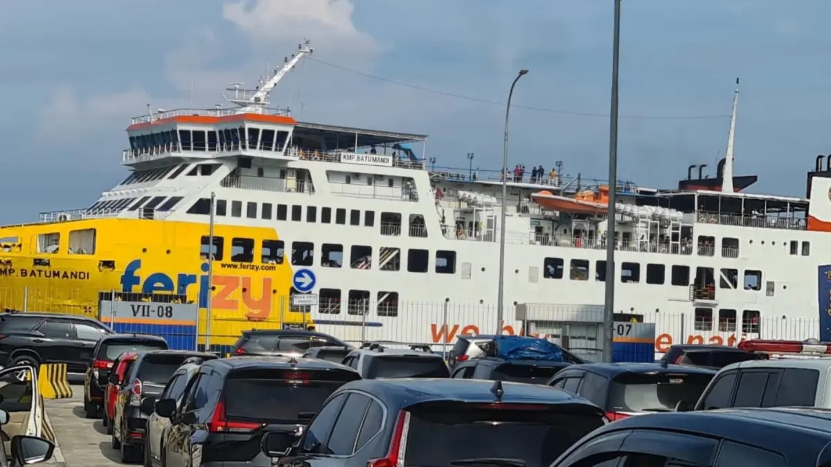 Ilustrasi kendaraan mengantre masuk ke kapal di Pelabuhan Merak Banten. 