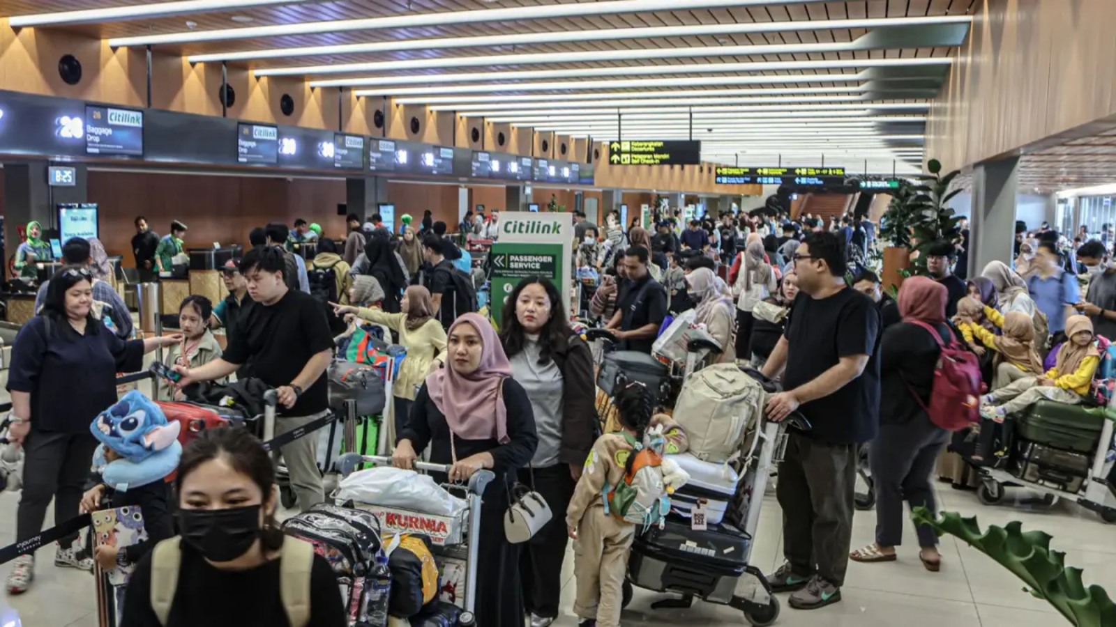 Suasana antrian calon penumpang pesawat arus mudik di Terminal 1, Bandara Soekarno Hatta, Tangerang, Banten. 