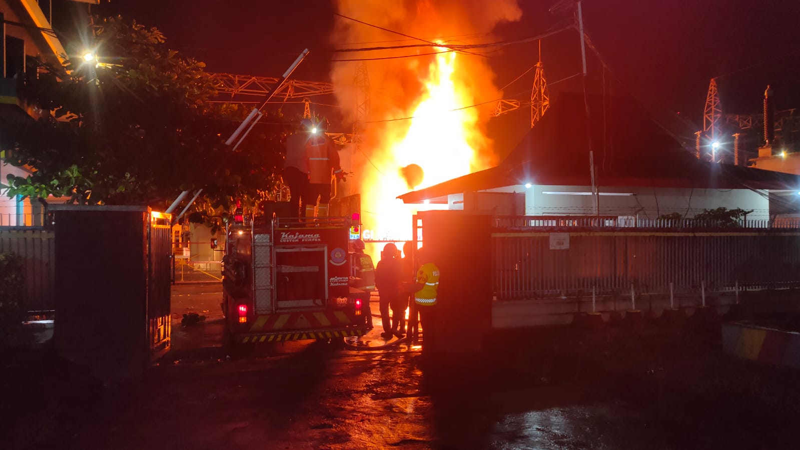 Kebakaran terjadi di Gardu Induk 150 kV Jajar Solo setelah terdengar ledakan keras dari Trafo 2 berkapasitas 60 MVA.