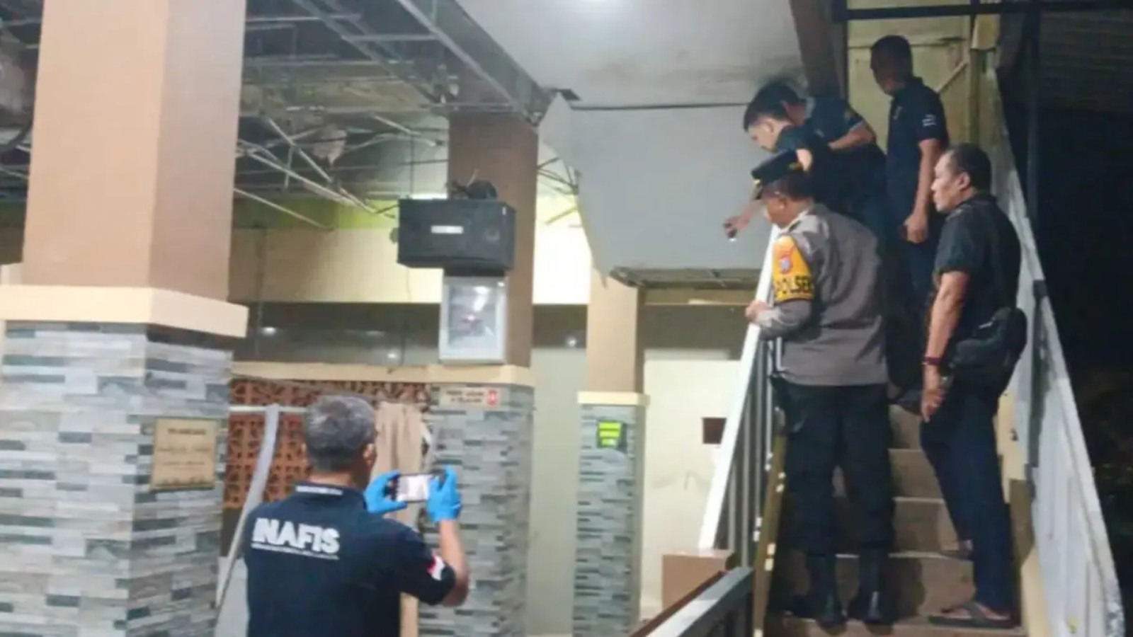 Polisi melakukan olah TKP di lokasi ledakan misterius yang terjadi saat puluhan jemaah sedang melaksanakan Shalat Tarawih di Masjid Raya Pesona, Jember, Senin malam (16/3/2026). 