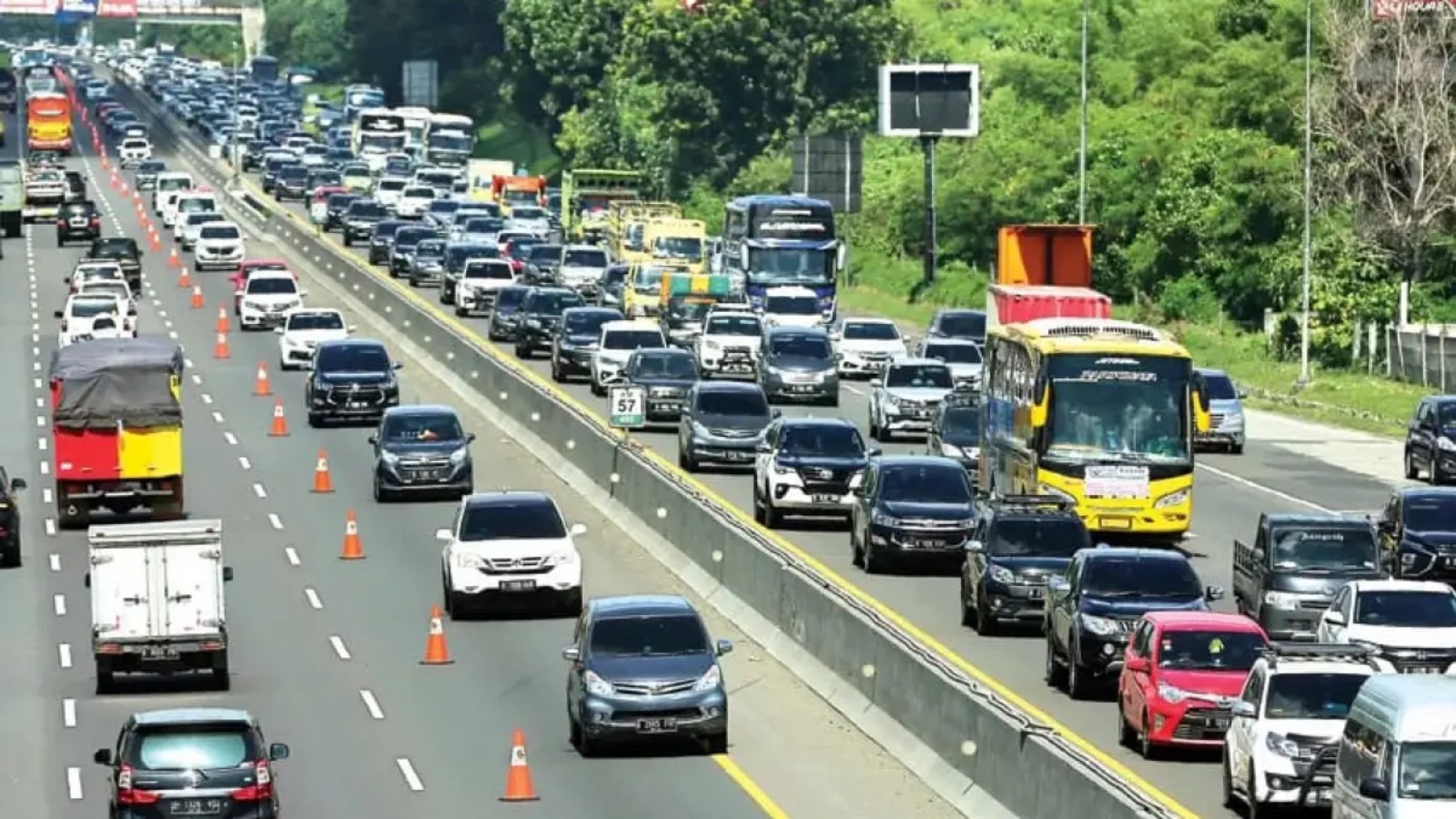 Rekayasa Lalu Lintas Mudik Masih Berlaku, Contraflow dan One Way Diperpanjang di Tol Jakarta&ndash;Cikampek hingga Trans Jawa.