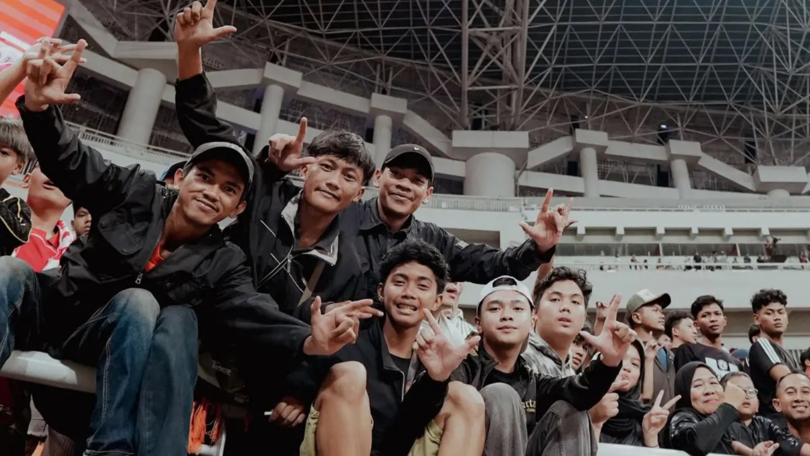 Atmosfer suporter di stadion jadi bukti loyalitas tinggi klub-klub Super League 2025/2026. 