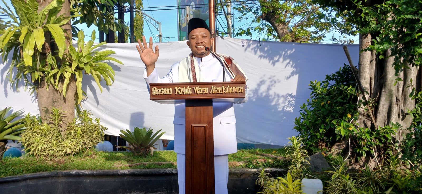 Imam dan khatib salat Idul Fitri itri Krida Mangkubumen, Banjarsari, Surakarta, Dai Champions Standardisasi Majelis Ulama Indonesia (MUI) Pusat, Ustaz Dwi Jatmiko.