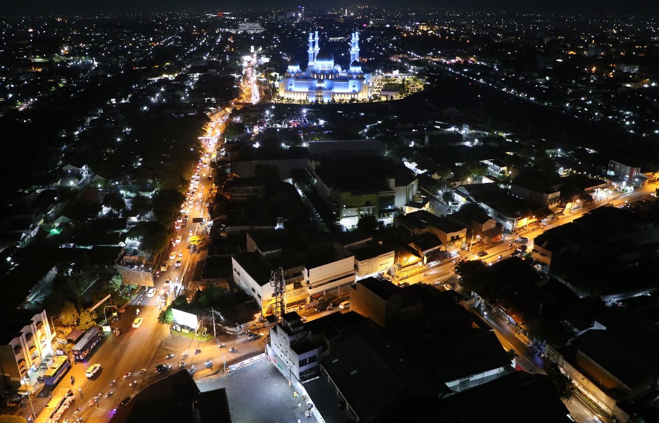 KIAN RAMAI KUNJUNGAN: Kemegahan Masjid Raya Sheikh Zayed di malam hari yang gemelap dengan lampu warna-warni, siap menyambut wisatawan dan pemudik yang ingin beribadah pada momentum Idul Fitri 1447 H.