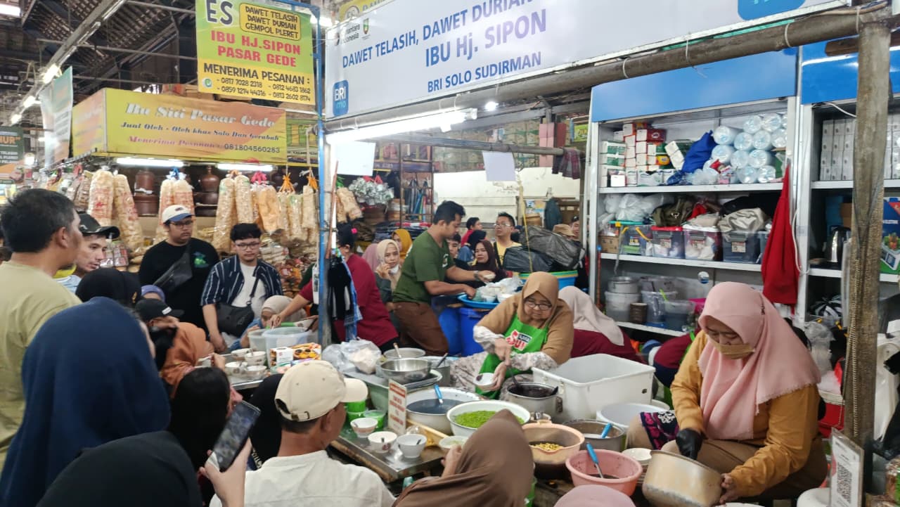 Pasar Gede Solo diserbu ribuan wisatawan Lebaran! Es Dawet Hajah Sipon laku 5.000 porsi dalam 3 hari. 