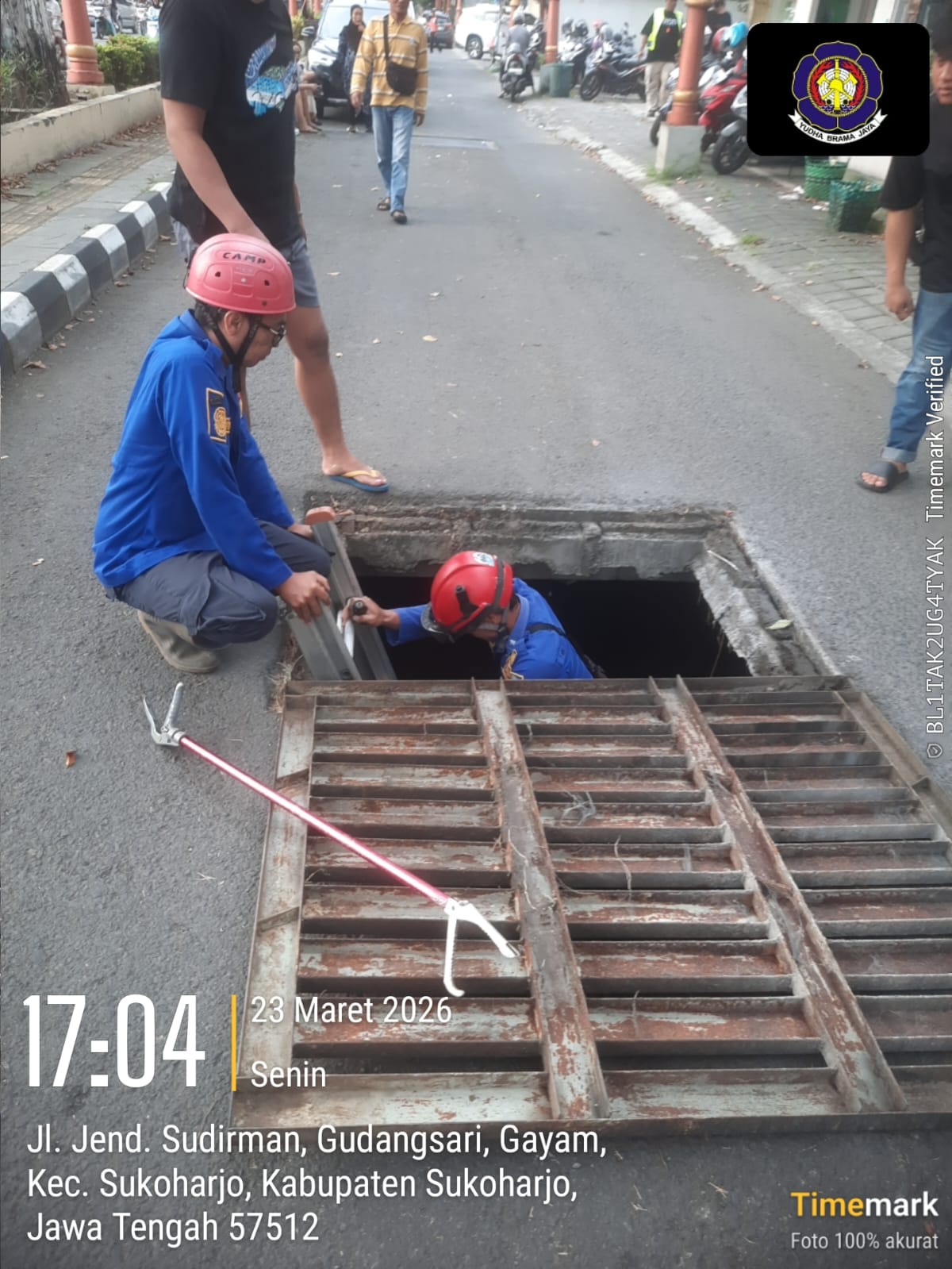 Damkar Sukoharjo melakukan evakuasi unik dengan membantu warga mengambil gelang yang jatuh ke gorong-gorong. Aksi cepat ini jadi bukti layanan urban rescue bagi masyarakat.