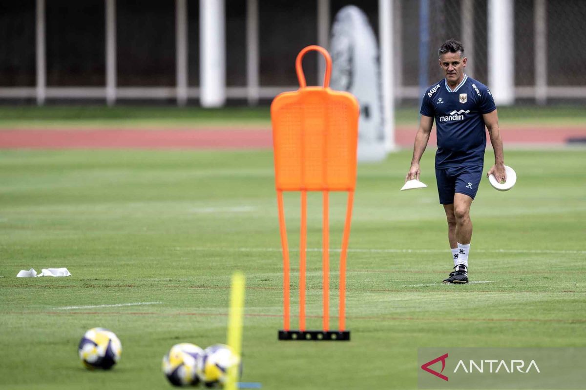 John Herdman saat melatih Timnas Indonesia.