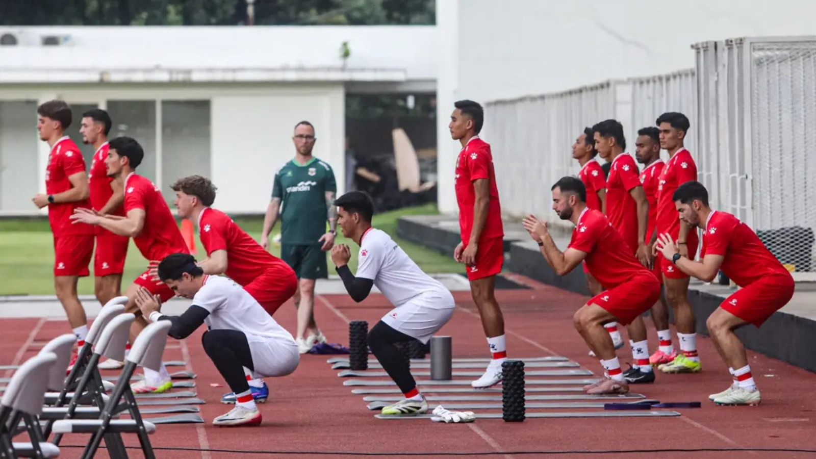 Sejumlah pemain Timnas Indonesia mengikuti latihan terbuka di Stadion Madya Kompleks Gelora Bung Karno Senayan, Jakarta, Selasa (24/3/2026). 