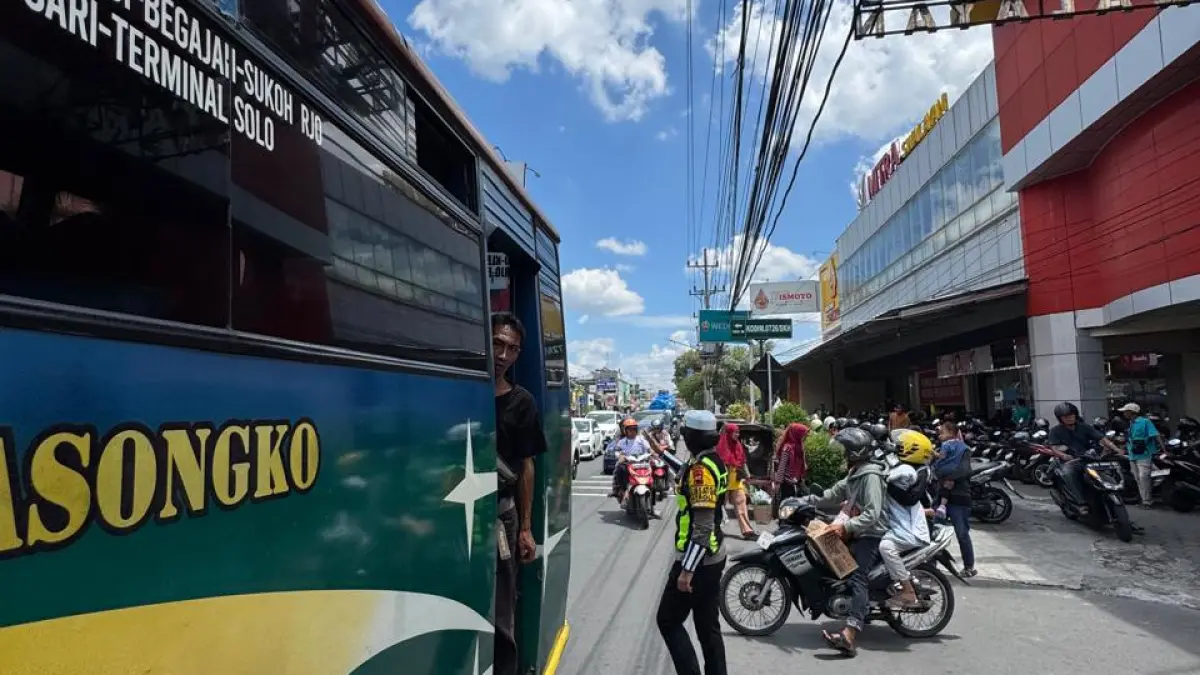 Arus mudik Lebaran 2026 di Sukoharjo meningkat signifikan dengan 250–300 ribu kendaraan melintas. (IWAN KAWUL/SOLOBALAPAN.COM)