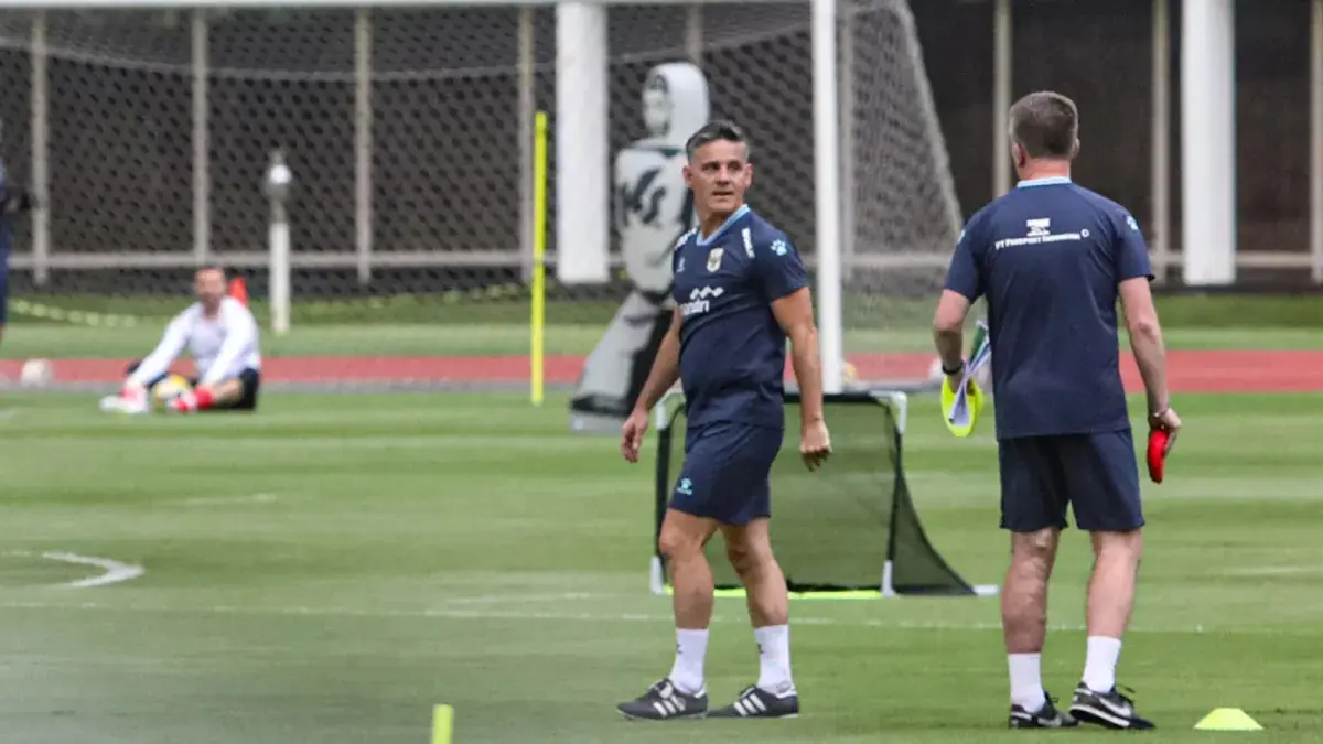 Pelatih Timnas Indonesia John Herdman memimpin sesi latihan terbuka di Stadion Madya Kompleks Gelora Bung Karno Senayan, Jakarta, Selasa (24/3/2026). (Salman Toyibi/Jawa Pos)