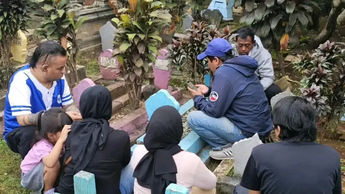 Perwakilan Panser Biru nyekar ke makam Kirun. (Dok. Wareng)
