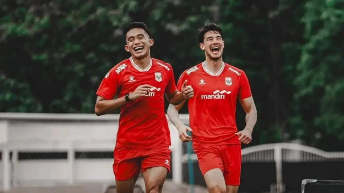 Rizki Ridho dan Elkan Baggot saat latihan di lapangan. (Dok. JawaPos.com)