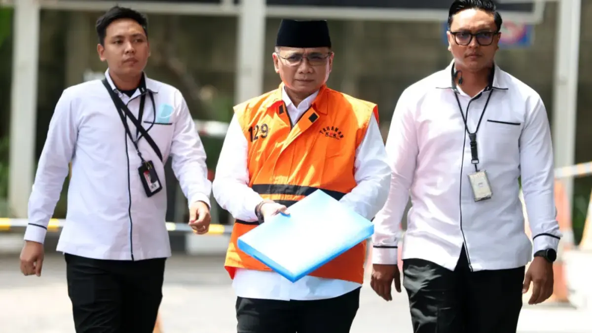 Tersangka kasus dugaan korupsi Eks Menag Yaqut Cholil Qoumas berjalan menuju ruang pemeriksaan di Gedung Merah Putih KPK, Jakarta, Rabu (25/3/2026). (Dery Ridwansah/ JawaPos.com)